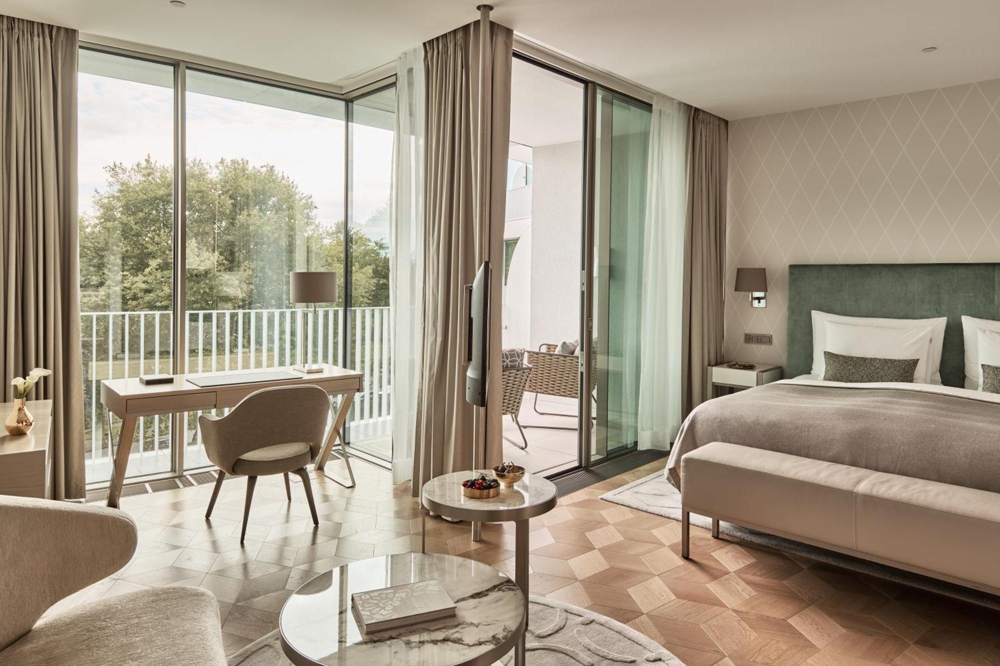 The Fontenay Hamburg Exterior photo A room at the hotel