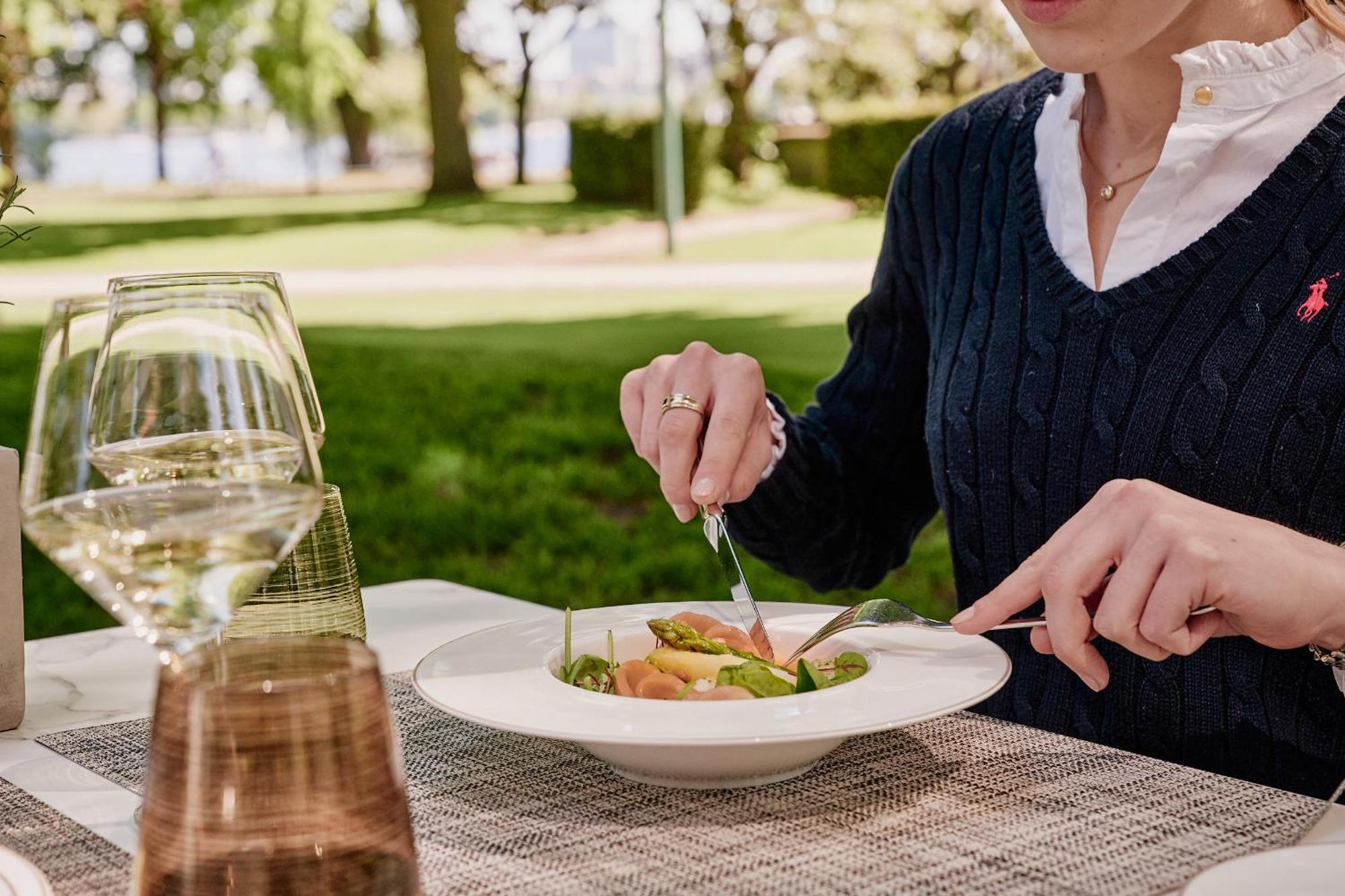 The Fontenay Hamburg Exterior photo A woman eating a salad