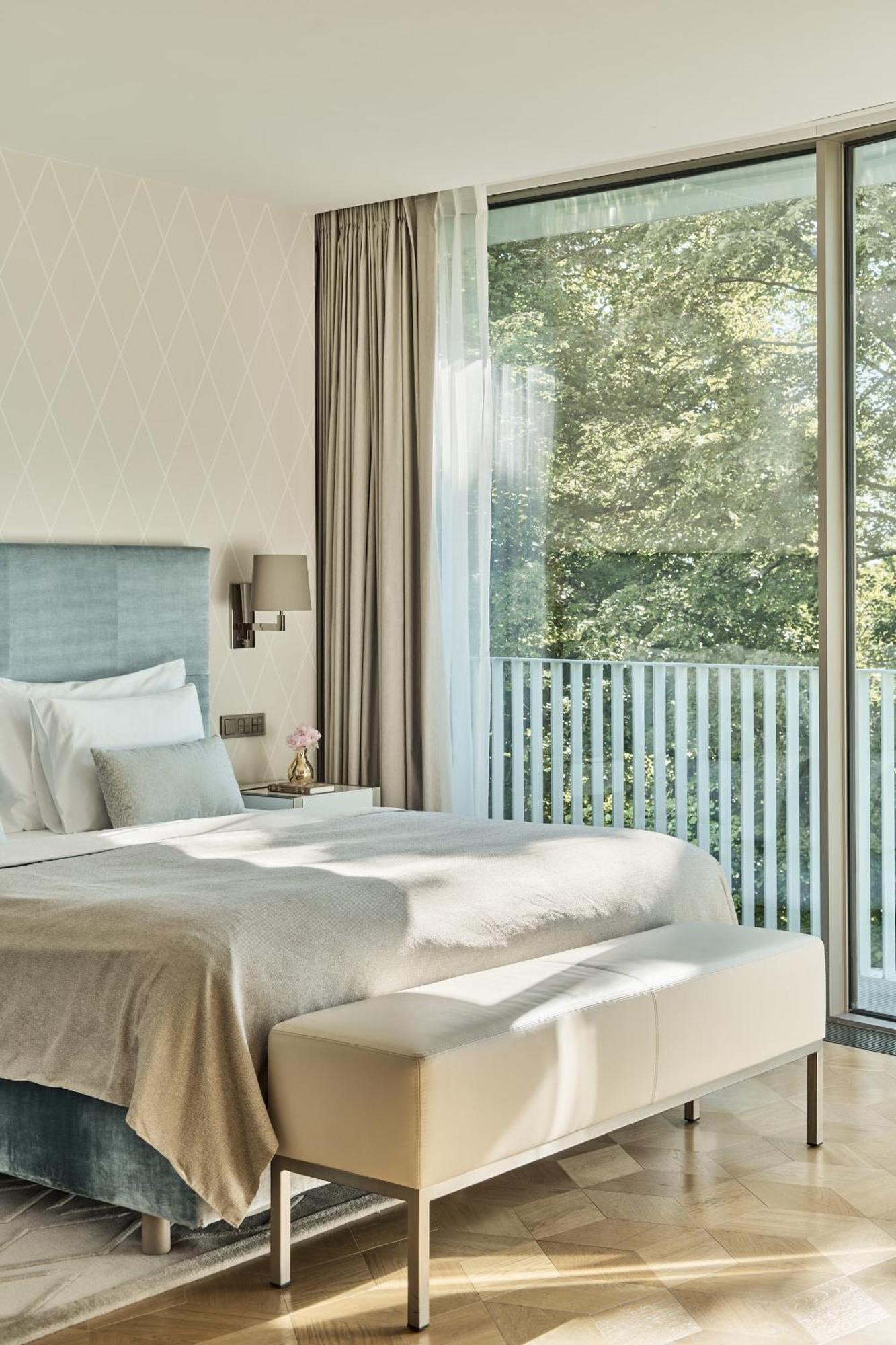 The Fontenay Hamburg Exterior photo A room at the hotel