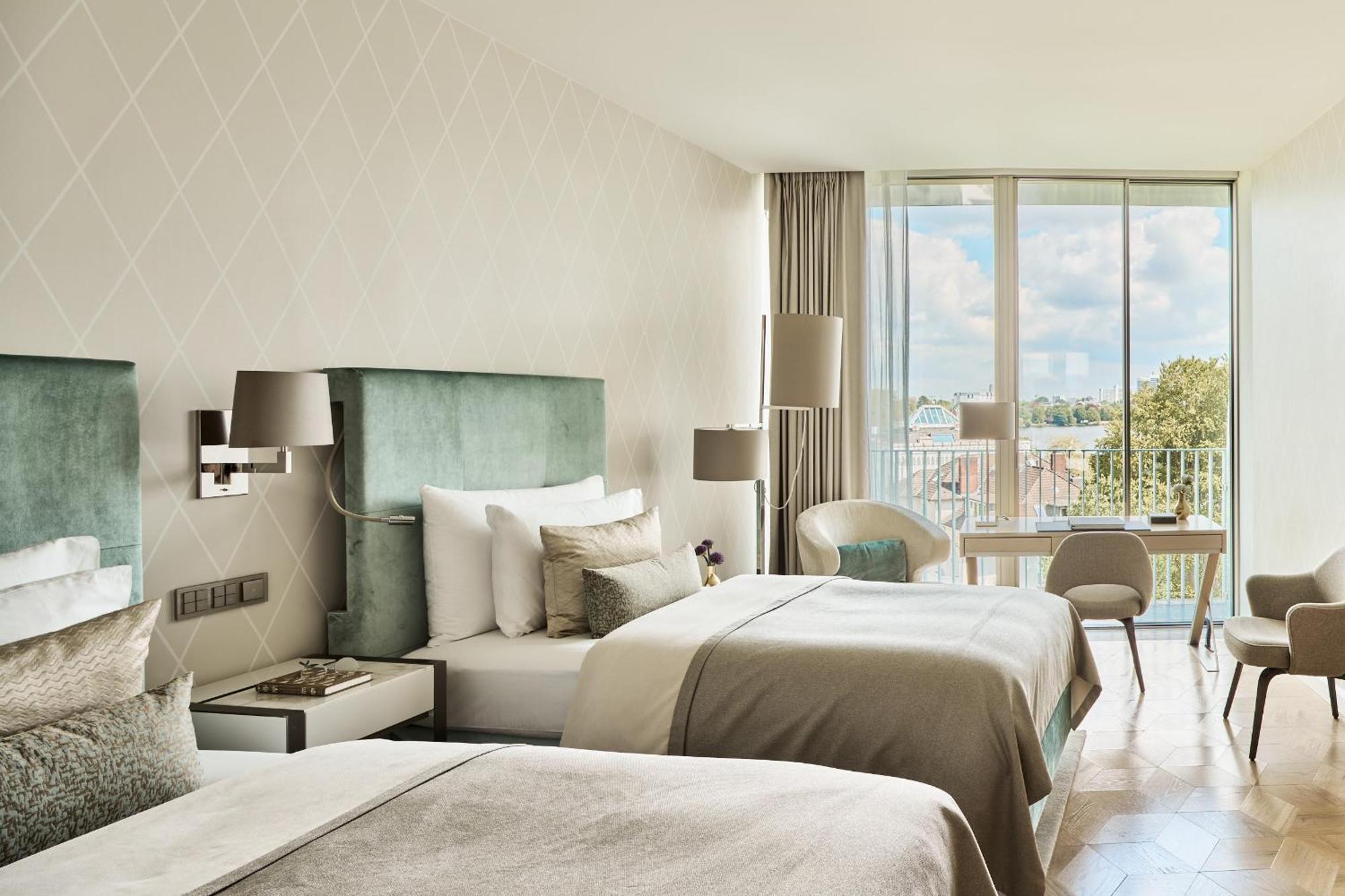 The Fontenay Hamburg Exterior photo Deluxe room